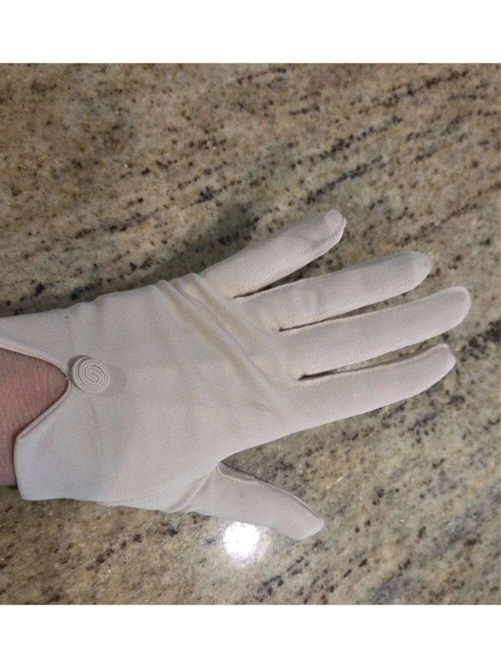 Vintage Womens One Size Fits All Beige Nylon Stretch Formal Short Gloves Knotch